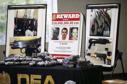 Una fotografía de Nemesio 'El Mencho' Oseguera, se muestra junto a metanfetaminas confiscadas, en la oficina de la DEA en San Diego, en 2020.