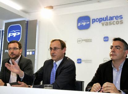 El presidente del PP de Álava, Alfonso Alonso, flanqueado por los portavoces municipal y foral, Javier Maroto y Javier de Andrés.