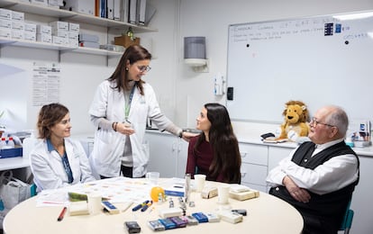 La enfermera Daria Roca (izq.) y la endocrinóloga Marga Giménez, hablan en una consulta del Hospital Clínic de Barcelona con Gemma González y Lluís Mora, los dos con diabetes tipo 1. 