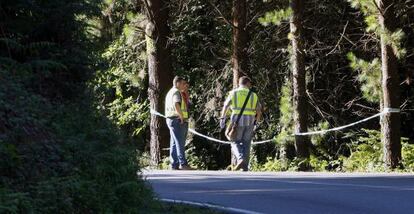 Investigadores en la zona de Cabanas donde fue encontrado el cadáver.