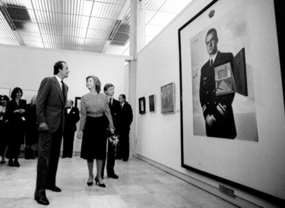 15 de abril de 1983. Los reyes Juan Carlos y Sofía y el príncipe Felipe miran el retrato del Rey, obra de Salvador Dalí, durante la inauguración de la exposición antológica del artista en el Museo Español de Arte Contemporáneo. 