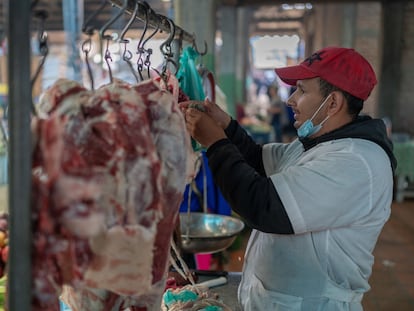 Un vendedor de carne en un mercado en la ciudad de Cauca (Colombia), el 10 de mayo de 2022.