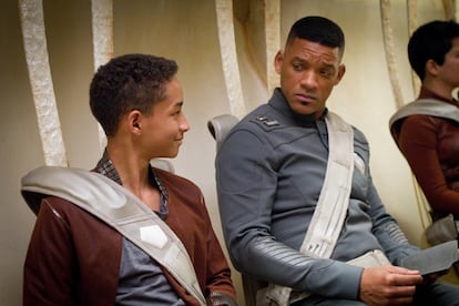 Fotogramas de Will Smith y Jaden Smith en la pelicula After Earth en Los Angeles