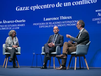 Laurence Thieux, profesora de Relaciones Internacionales y especialista en Oriente Próximo, e Ignacio Álvarez-Osorio, catedrático de Estudios Árabes e Islámicos de la UCM (centro), moderados por Andrea Rizzi, corresponsal de Asuntos Globales de EL PAÍS.