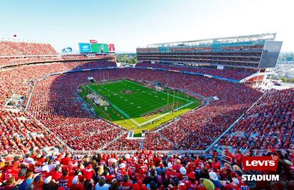 <p>El estadio más puntero en novedades tecnológicas tenía que estar en Silicon Valley. El San Francisco 49ers de la National Football League (NFL), fue de más de 1.000 millones de euros. Posee 2.500 metros cuadrados de techo verde con especies resistentes a la sequía que ayudan a regular la temperatura del interior, 1.800 metros cuadrados de paneles solares y un sistema de reciclado de agua que se utiliza para el riego del campo de juego y en los baños.</p>