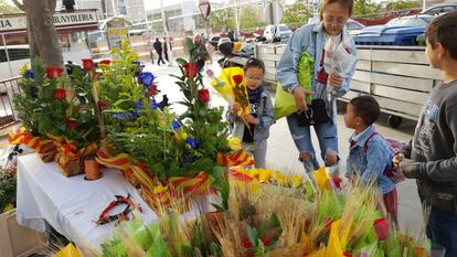 Ambient durant la celebració de Sant Jordi a Terrassa, el 23 d'abril del 2018.