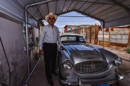 Luis Cruz, junto a su austin en su garaje en Mexicali. Al fondo, el mustang.