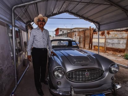 Luis Cruz, junto a su austin en su garaje en Mexicali. Al fondo, el mustang.