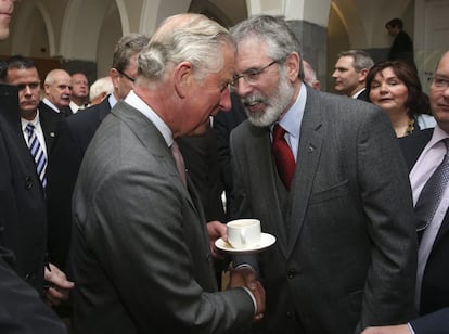 El prncipe Carlos de Inglaterra (i) da un histrico apretn de manos a Gerry Adams (d), presidente del partido Sinn Fin, cuyo antiguo brazo poltico, el ya inactivo IRA, asesin en 1979 al to abuelo del heredero al trono britnico, durante su visita a la universidad de la localidad de Galway (Irlanda).