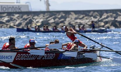 La embarcación de Cabo da Cruz durante su participación en la Regata de traineras de la Liga San Miguel que tiene lugar en la localidad vizcaína de Zierbana. 