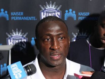 El entrenador interino de Sacramento Kings Tyrone Corbin.  