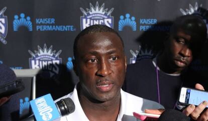 El entrenador interino de Sacramento Kings Tyrone Corbin.  