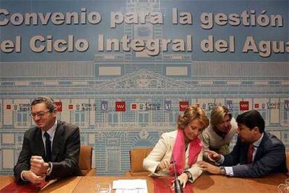 El alcalde, Alberto Ruiz-Gallardón; la presidenta regional, Esperanza Aguirre, y su vicepresidente, Ignacio González, firman el convenio.