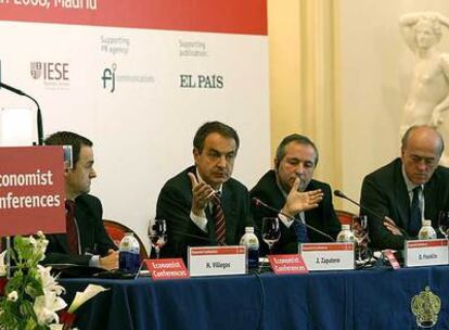 De izquierda a derecha, el presidente de Johnson&Johnson Ibérica, Hugo Villegas; el presidente del Gobierno, José Luis Rodríguez Zapatero; el director de <i>The Economist,</i> Daniel Franklin, y el presidente de FCC, Baldomero Falcones, ayer en un acto organizado por el semanario.