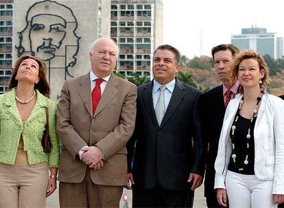 Trinidad Jiménez, secretaria de Estado; Miguel Ángel Moratinos; Felipe Pérez Roque, ministro de Exteriores cubano; Carlos Alonso Zaldívar, embajador en Cuba; y Leire Pajín, secretaria de Estado, en la plaza de la Revolución.