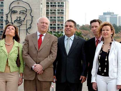 Trinidad Jiménez, secretaria de Estado; Miguel Ángel Moratinos; Felipe Pérez Roque, ministro de Exteriores cubano; Carlos Alonso Zaldívar, embajador en Cuba; y Leire Pajín, secretaria de Estado, en la plaza de la Revolución.