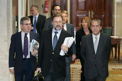 Álvaro Cuesta (en el centro), junto a Ángel Martínez Sanjuán (izquierda) y Diego López Garrido, en el Congreso.