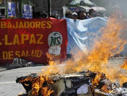 Trabajadores del sector de sanidad queman basuras hoy en una calle de La Paz.