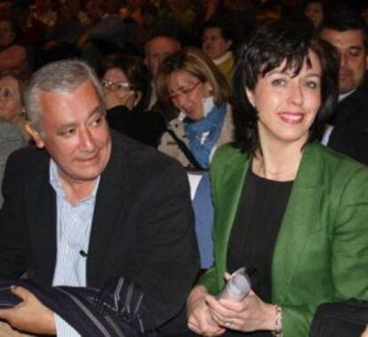 Javier Arenas y María Luisa Ceballos, alcaldesa de Priego, en un acto en la ciudad.