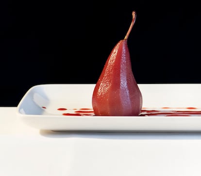 Una pera al vino, postre que está volviendo a las cartas de los restaurantes.