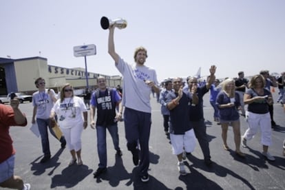 "Dallas se lo merecía. Ha llegado el momento de las celebraciones y estamos preparados para ello", ha dicho la estrella de los Mavericks, Dirk Nowitzki, al dirigirse a los aficionados que les recibieron en la ciudad texana. El alemán es el primer no estadounidense en ser el líder de un campeón de la NBA.