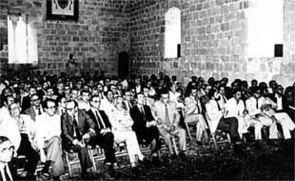 Los parlamentarios valencianos, reunidos en Peñíscola el 19 de julio de 1981.