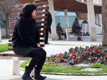 La mujer que ha estado un año sin ingresos, Z. F. , en un parque de Bilbao.