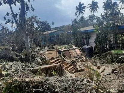 Imagen tomada en la capital de Tonga, Nuku’alofa, este miércoles. (Marian Kupu / REUTERS)