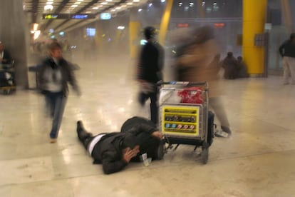 Un viajero se arroja al suelo y otros corren por los pasillos tras la explosión, el 30 de diciembre de 2006, de un coche bomba colocado por ETA en un aparcamiento de la T-4, la nueva terminal del aeropuerto de Barajas (Madrid), atentado con el que la banda terrorista rompió el alto el fuego que inició nueve meses antes. Dos jóvenes ecuatorianos fallecieron en la brutal explosión.