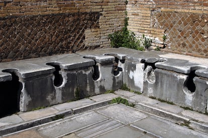 Letrinas en Ostia Antica.