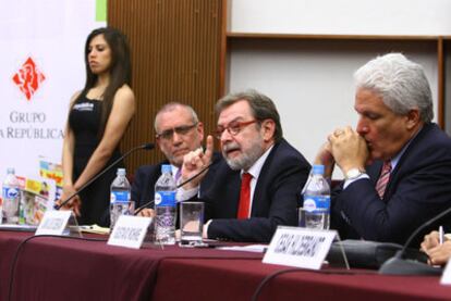 Juan Luis Cebrián, junto a Gustavo Mohme (derecha), durante la conferencia en Lima.