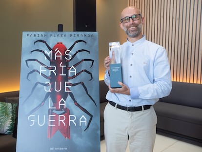 El escritor Fabián Plaza posa con el premio Minotauro de ciencia ficción y literatura fantástica por su novela 'Más fría que la guerra' durante el acto de entrega del premio en Barcelona este miércoles.