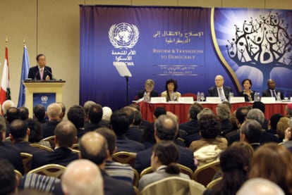 El secretario general de la ONU, Ban Ki-moon, en Beirut, durante el discurso con el que pidió a El Asad que "deje de matar a su pueblo".