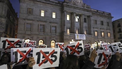 Funcionarios protestan contra el art&iacute;culo 155 en la plaza Sant Jaume.