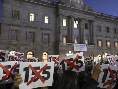 Funcionaris protesten contra l'article 155 a la plaça Sant Jaume.