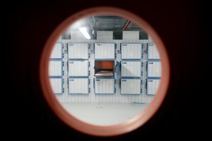 Cámaras refrigeradas de la nueva morgue que se instalará en el edificio de medicina legal de Valdebebas, en Madrid. 
