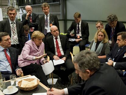 La canciller alemana, Angela Merkel, conversaba el viernes con Obama y líderes europeos en la recta final de la cumbre.