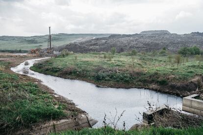 <p>El Ayuntamiento de Cluj lleva desde 2012 trabajando en la ampliación del vertedero de Pata Rat con fondos de la Unión Europea para la construcción de un nuevo basurero, hasta ahora sin acabar. Al parecer, los trabajos se desarrollan sin tener en cuenta su impacto medioambiental. Las autoridades esperan cerrar el vertedero a fines de este año, pues es uno de los mayores problemas ecológicos en el condado de Cluj. Un deslizamiento de tierra ocurrido en julio de 2017 causó el drenaje de aguas residuales en un arroyo cercano.</p> <p>En una entrevista concedida a la revista 'Adevărul', la Inspección de Alivio de Desastres afirma, por ejemplo, que hasta el 4 de octubre de 2017 tuvieron que intervenir 27 veces. En total, eliminaron 20 toneladas de basura. </p>