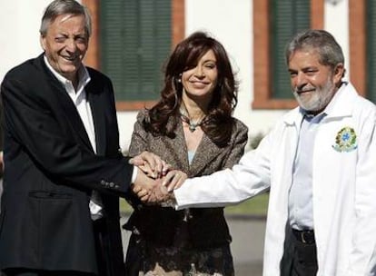 Los presidentes de Brasil, Lula Da Silva (derecha), y de Argentina, Néstor Kirchner (izquierda), y la senadora y primera dama de Argentina, Cristina Fernández (centro), posan ante los fotógrafos tras su encuentro en la residencia oficial de Olivos, a las afueras de Buenos Aires.