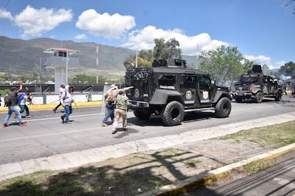 Manifestantes atacan vehículos acorazados de la policía estatal, este 10 de julio en Chilpancingo (Guerrero).