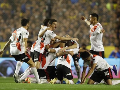 Los jugadores de River Plate celebran el pase a la final de la Copa Libertadores, tras vencer por diferencia de goles a Boca Juniors.