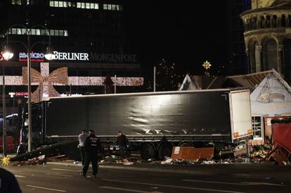 Agentes de policía custodian el camión que se empotró contra un mercado de Navidad, lleno de gente, matando a nueve personas e hirieron a varias más.
