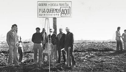 Colocación simbólica de la primera piedra de una escuela en Trinitat Vella en 1974.