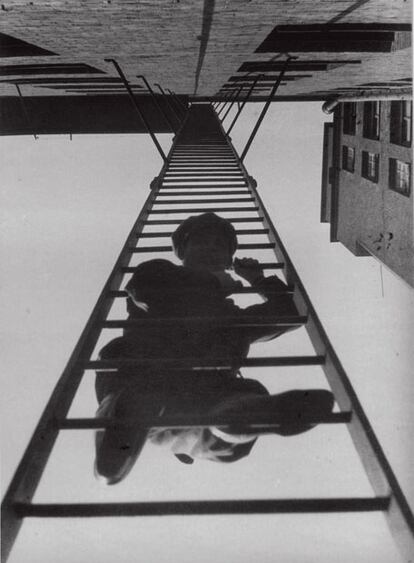 'Escalera de incendios', fotografía de Aleksandr Rodchenko realizada desde la perspectiva abajo arriba.