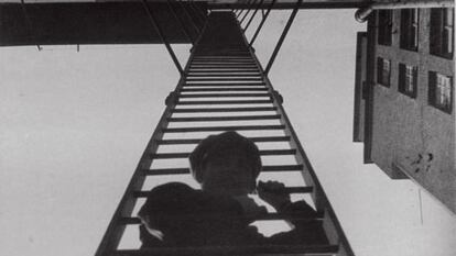 'Escalera de incendios', fotografía de Aleksandr Rodchenko realizada desde la perspectiva abajo arriba.