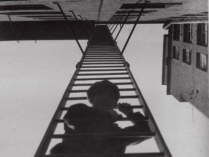 'Escalera de incendios', fotografía de Aleksandr Rodchenko realizada desde la perspectiva abajo arriba.