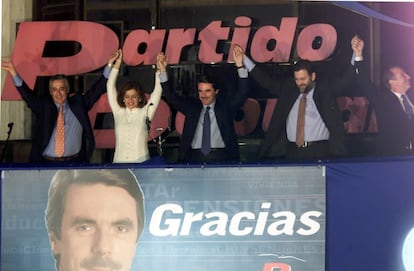 Mariano Rajoy fue ganado peso en los diferentes Gobiernos de José María Aznar. De Administraciones Públicas pasaría, en 1999, al frente del Ministerio de Educación y Cultura. Con la mayoría absoluta del PP en las elecciones generales de 2000, a cuya celebración pertenece esta imagen de la noche del 3 de marzo, arrancaría también el debate sobre el sucesor de Aznar. Los dos hombres que aparecen a la derecha de esta imagen, el propio Rajoy y Rodrigo Rato, acabarían siendo los favoritos.