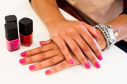 Detalle de la manicura en tono fucsia con la que presumió de manos una de las asistentes.