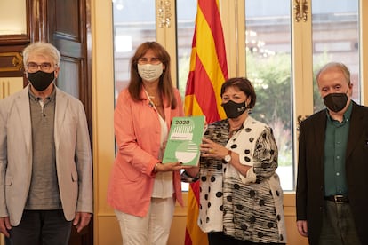 La presidenta del Parlament, Laura Borràs, yrecibe de la presidente del CoNCA, Vinyet Panyella (derecha), el Informe Anual de la Cultura.