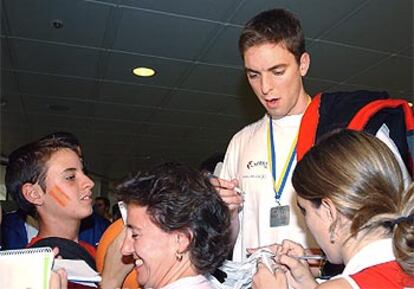 Pau Gasol firma autógrafos a su llegada al aeropuerto de Barajas en Madrid.